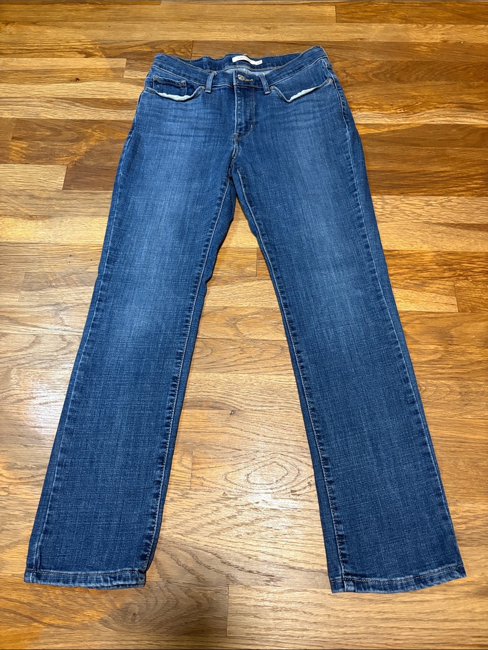 LEVIS classic straight jeans.